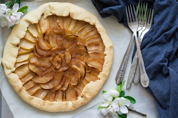 Öppen cirkel eller galette med äpplen inredda Äppelblom — Stockfoto