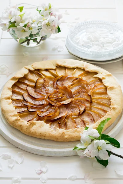 Deschideți plăcintă sau galetă cu flori de mere decorate — Fotografie, imagine de stoc