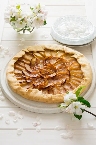 Ανοιχτή πίτα ή κρέπα με μήλα διακοσμημένα άνθος της apple — Φωτογραφία Αρχείου