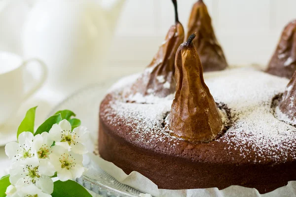 Домашний шоколадный торт с грушами, украшенными грушей — стоковое фото