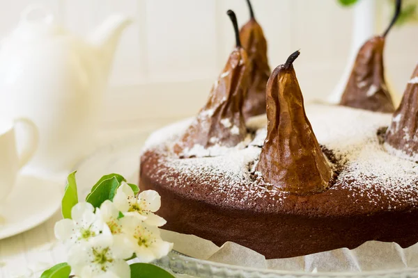 Домашний шоколадный торт с грушами, украшенными грушей — стоковое фото