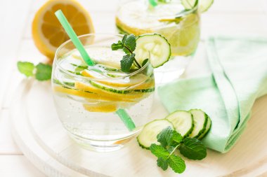 Detoks. Limonata limon ve salatalık ile 