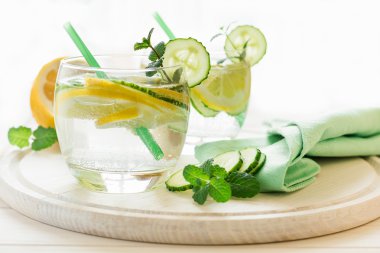 Detoks. Limonata limon ve salatalık ile 