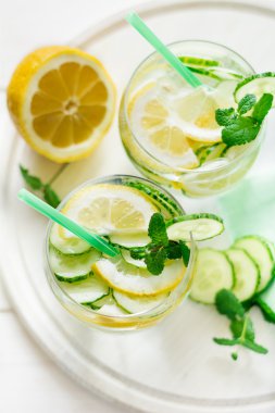 Detoks. Limonata limon ve salatalık ile 