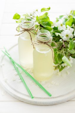 İki şişe elma armut çiçeği dekore edilmiştir. Seçici odak