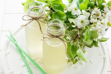 İki şişe elma armut çiçeği dekore edilmiştir. Seçici odak