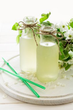 İki şişe elma armut çiçeği dekore edilmiştir. Seçici odak