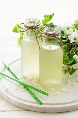 İki şişe elma armut çiçeği dekore edilmiştir. Seçici odak