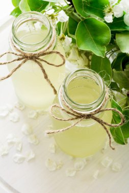 İki şişe elma armut çiçeği dekore edilmiştir. Seçici odak