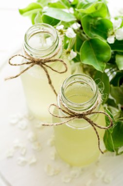 İki şişe elma armut çiçeği dekore edilmiştir. Seçici odak