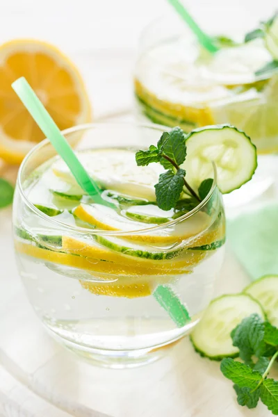 Detoks. Limonata limon ve salatalık ile 