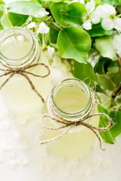 İki şişe elma armut çiçeği dekore edilmiştir. Seçici odak