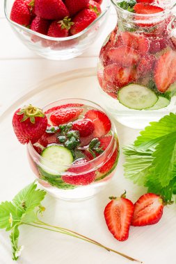 Detoks. Çilek, salatalık ve nane ile taze limonata