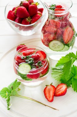 Detoks. Çilek, salatalık ve nane ile taze limonata