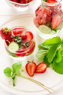 Detoks. Çilek, salatalık ve nane ile taze limonata