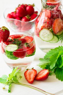 Detoks. Çilek, salatalık ve nane ile taze limonata