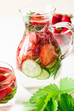 Detoks. Çilek, salatalık ve nane ile taze limonata