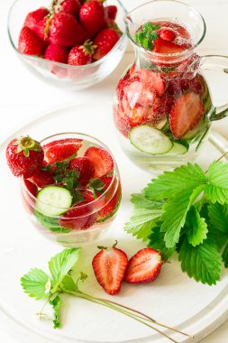 Detoks. Çilek, salatalık ve nane ile taze limonata