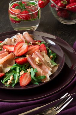 Çilek, roka ve prosciutto ile taze salata