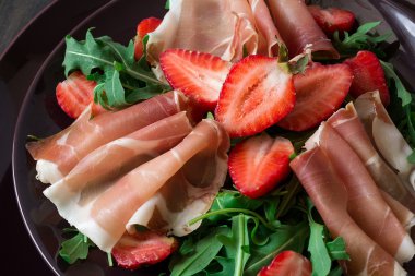 Çilek, roka ve prosciutto ile taze salata