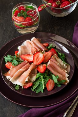 Çilek, roka ve prosciutto ile taze salata