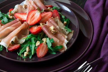 Çilek, roka ve prosciutto ile taze salata