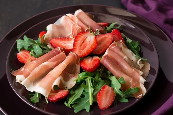 Çilek, roka ve prosciutto ile taze salata
