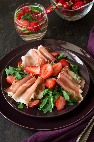 Çilek, roka ve prosciutto ile taze salata