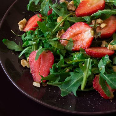 Çilek, roka ve ceviz ile taze salata 