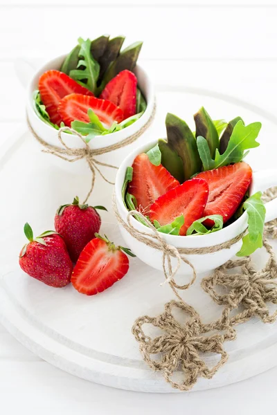 Čerstvý salát s jahodovou, rukolou a avokádem v bílých šálků — Stock fotografie