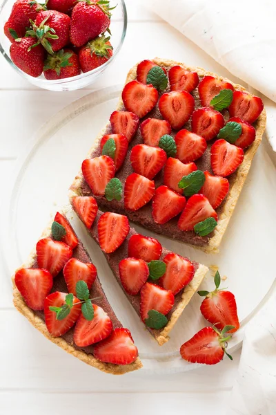 Hemgjord tårta med jordgubbar och strawberry curd inredda myntablad — Stockfoto