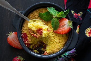 Ev yapımı çilekli kek