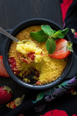 Ev yapımı çilekli kek