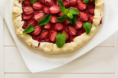 Dekore edilmiş ev yapımı çilekli Galette'ye nane yaprakları 