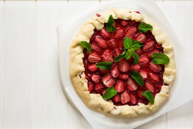 Dekore edilmiş ev yapımı çilekli Galette'ye nane yaprakları 