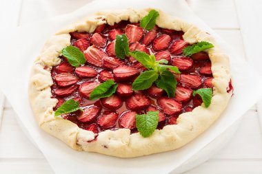 Dekore edilmiş ev yapımı çilekli Galette'ye nane yaprakları 