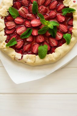 Dekore edilmiş ev yapımı çilekli Galette'ye nane yaprakları 