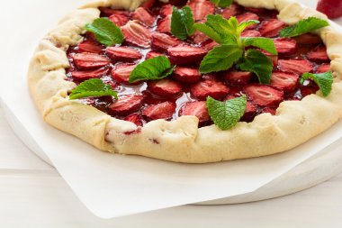 Dekore edilmiş ev yapımı çilekli Galette'ye nane yaprakları 
