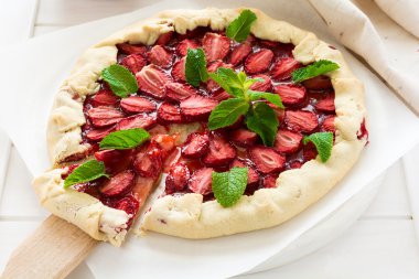 Dekore edilmiş ev yapımı çilekli Galette'ye nane yaprakları 