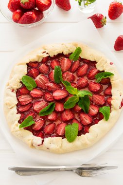 Dekore edilmiş ev yapımı çilekli Galette'ye nane yaprakları 