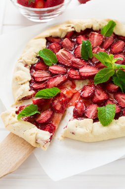 Dekore edilmiş ev yapımı çilekli Galette'ye nane yaprakları 
