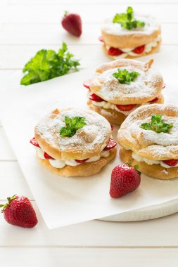 Ev yapımı pasta yüzük krem peynir ve çilek ile dekore edilmiş nane yaprakları 