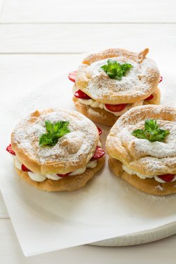 Ev yapımı pasta yüzük krem peynir ve çilek ile dekore edilmiş nane yaprakları 