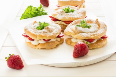Ev yapımı pasta yüzük krem peynir ve çilek ile dekore edilmiş nane yaprakları 