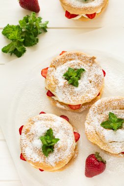 Ev yapımı pasta yüzük krem peynir ve çilek ile dekore edilmiş nane yaprakları 