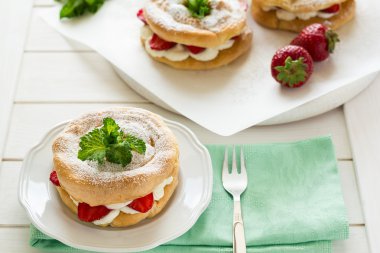 Ev yapımı pasta yüzük krem peynir ve çilek ile dekore edilmiş nane yaprakları