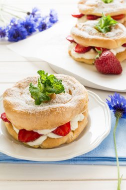 Ev yapımı pasta yüzük krem peynir ve çilek ile dekore edilmiş nane yaprakları