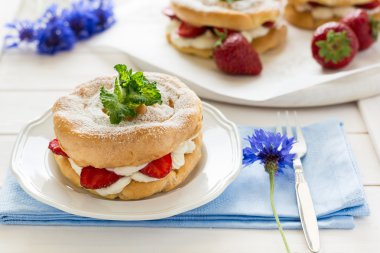 Ev yapımı pasta yüzük krem peynir ve çilek ile dekore edilmiş nane yaprakları