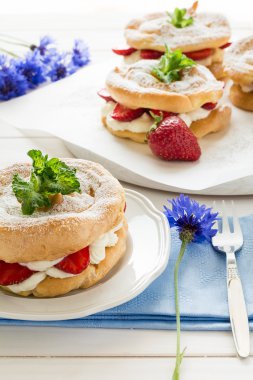 Ev yapımı pasta yüzük krem peynir ve çilek ile dekore edilmiş nane yaprakları