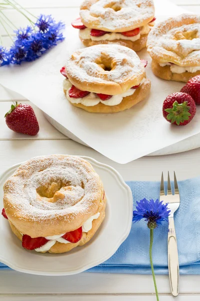 Homemade eclair rings with cottage cheese cream and strawberries decorated mint leaves — Stock Photo, Image